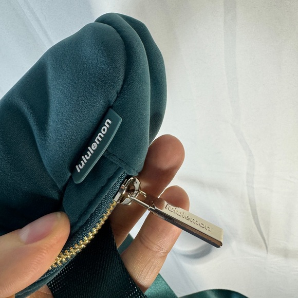 LULULEMON EVERYWHERE BAG 1L green velvet NWOT - Picture 5 of 9